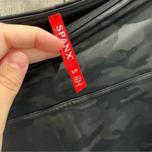 Spanx Black Camo Faux Leather Biker Short Womens Size Small - Picture 3 of 8